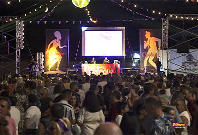 Vista del escenario, los deejays y publico