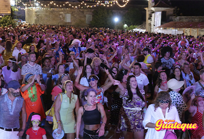 El pblico cantando en la fiesta del Guateque