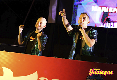Edi FM en el escenario actuando