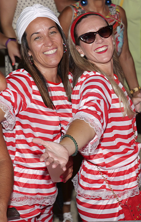 Dos chicas vestidas de la dcada de los 80`s en El Gran Guateque