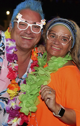 Una pareja vestda de carnaval en el guateque