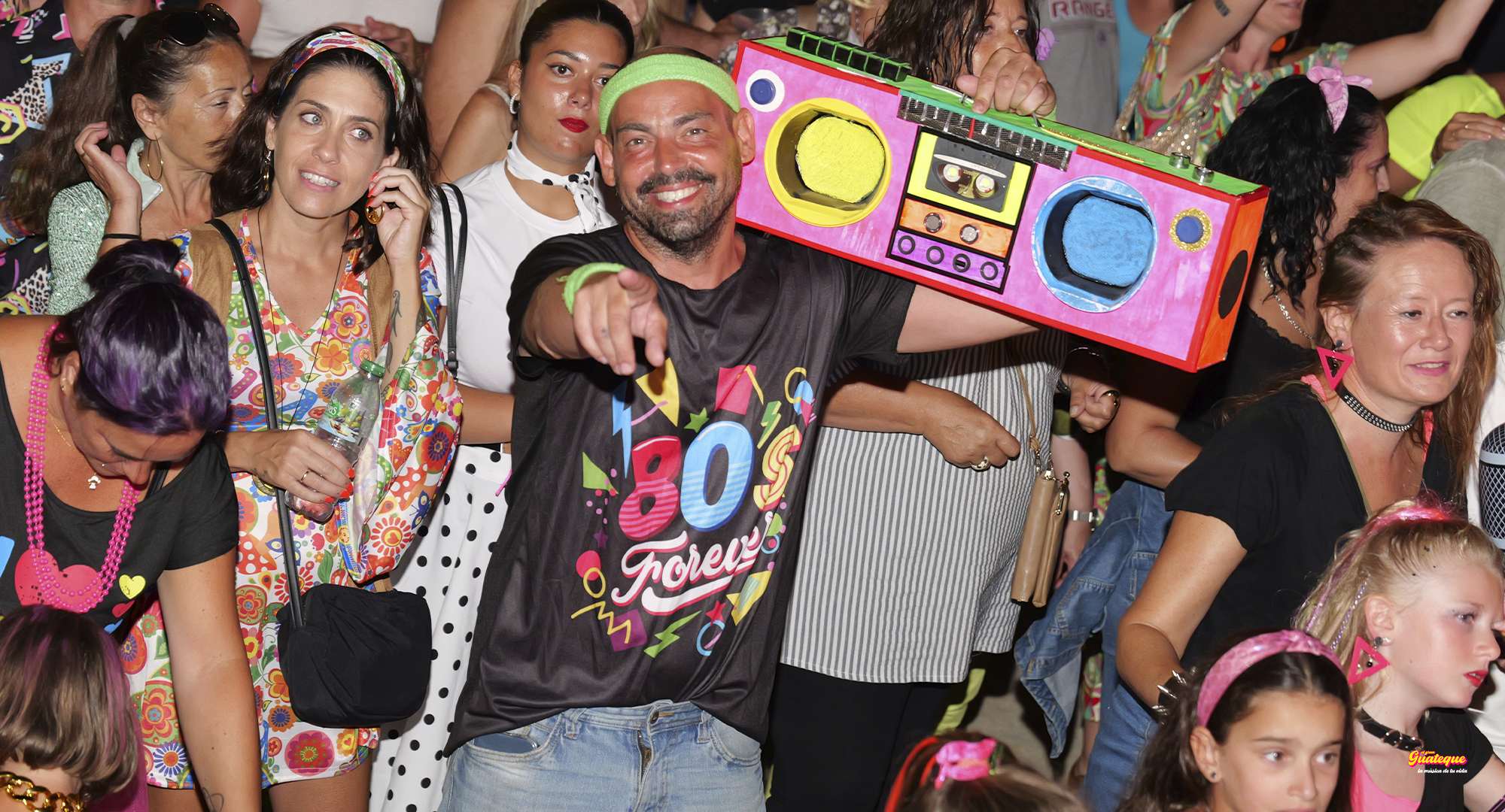 El pblico en el Gran Guateque vestido de la dcada de los 80 y 90