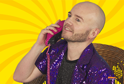 X.avi PetardPop manipulando equipo DJ con pantallas LED de fondo