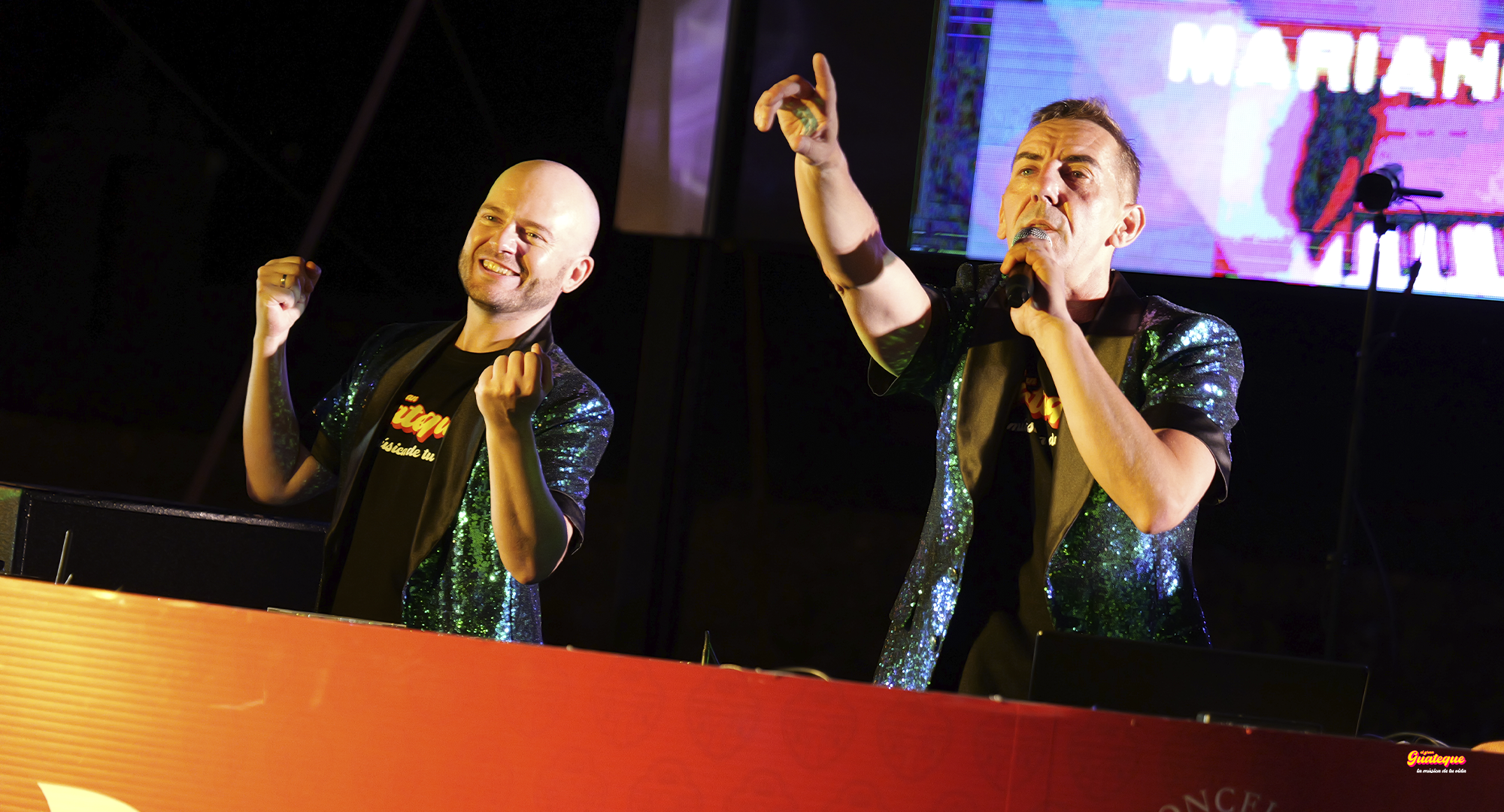 X.avi PetardPop y Edi FM en plena actuacin desde el escenario